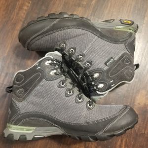 Ahnu Vibram Lightweight Waterproof boots